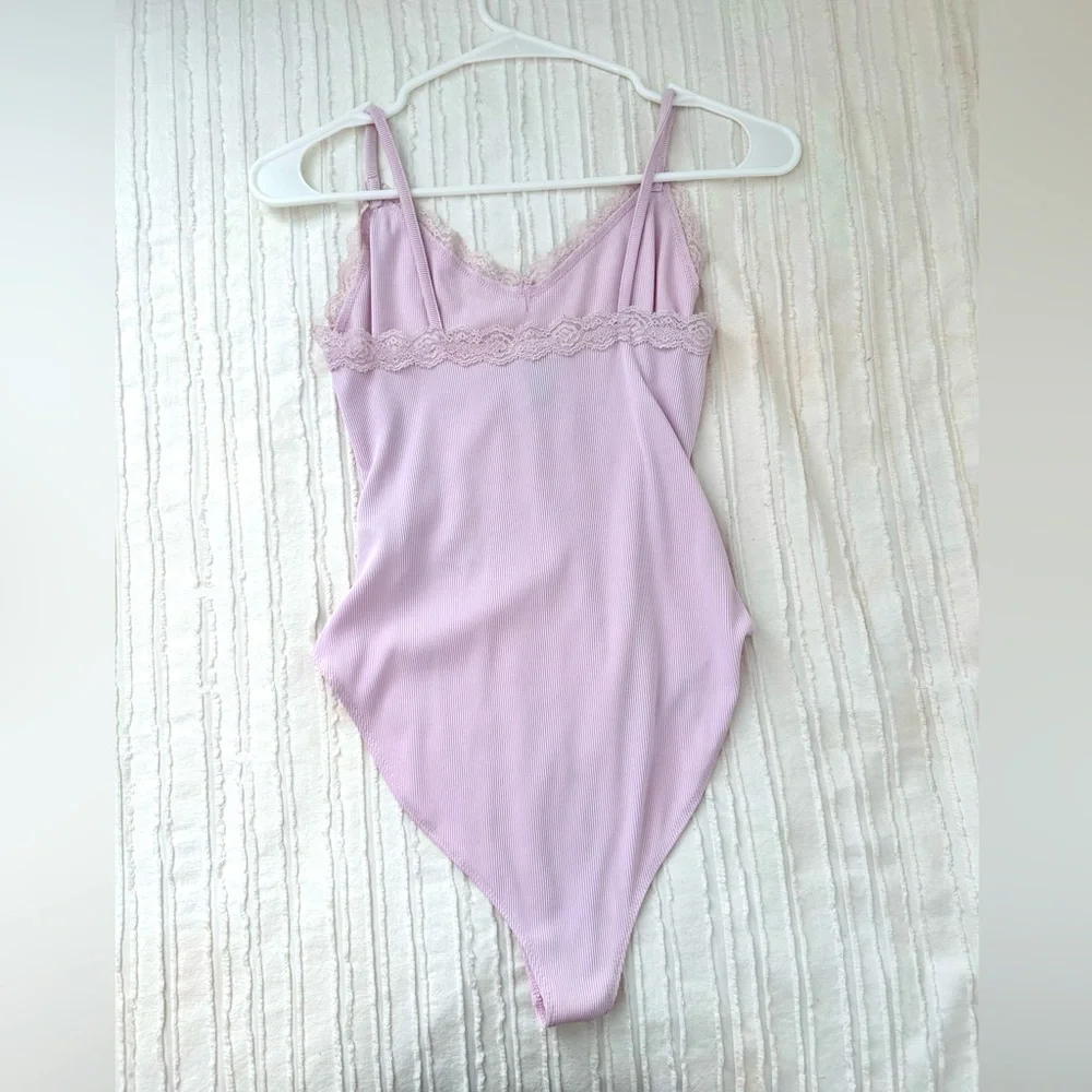 Forever 21 Size M Light Pink Lace Trim Bodysuit - Picture 3 of 3